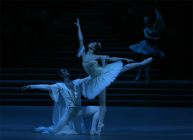 Yulia Stepanova as Raymonda. Alexander Volchkov as Jean de Brienne. Photo by Damir Yusupov.