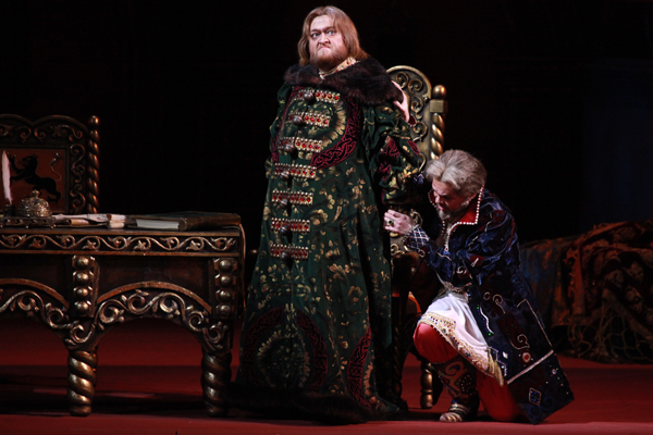 A scene from the performance.<br />Maxim Paster as Shuisky.<br />Mikhail Kazakov as Boris Godunov.<br/>Photo by Damir Yusupov.