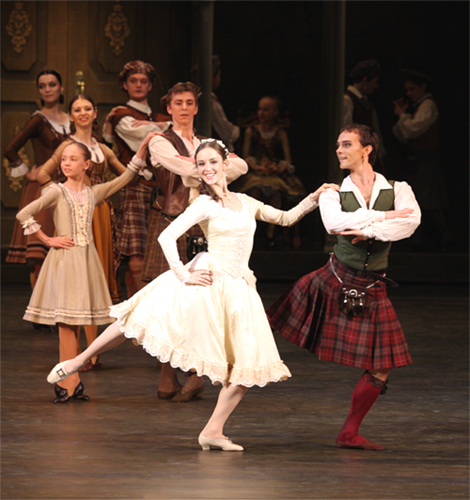 Anna Rebetskaya as Effie. Vyacheslav Lopatin as James.<br/>Photo by Elena Fetisova.