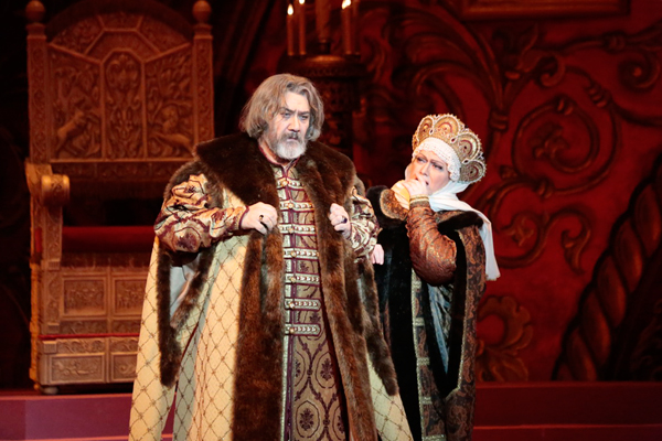 Vladimir Matorin as Sobakin.<br/>Irina Udalova as Saburova.<br/>Photo by Damir Yusupov.