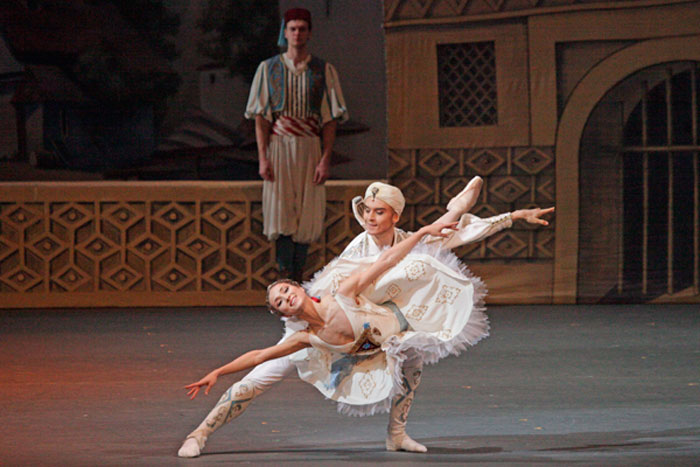 Grand Pas des Eventails.<br/>Ekaterina Shipulina, Denis Rodkin.<br/>Photo by Damir Yusupov.