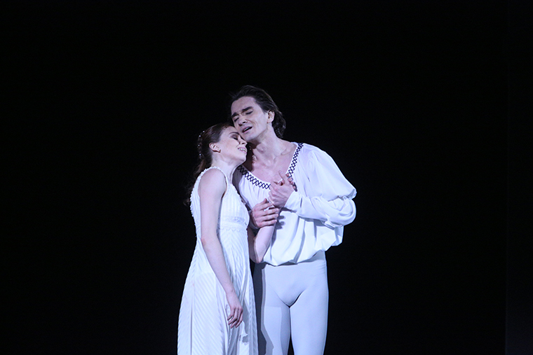 Ekaterina Krysanova as Juliet, Vladislav Lantratov as Romeo. Photo by Elena Fetisova.