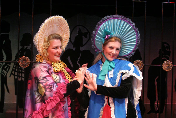 Irina Narskaya as Pelageya Grigorievna Podtochina, <br> Olesya Starukhina as Mrs Podtochina’s daughter. <br> Photo: archive of the Boris Pokrovsky Musical Theatre. 