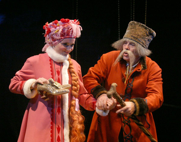 Alexandra Mayskaya as Odarka, Yaroslav Radivonik as Odarka's husband . <br> Photo: archive of the Boris Pokrovsky Musical Theatre. 