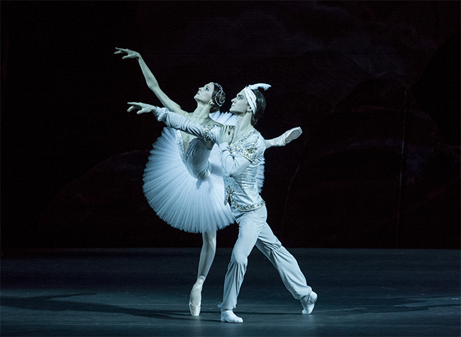 Svetlana Zakharova as Nikia. Vladislav Lantratov as Solor. Photo by Elena Fetisova.